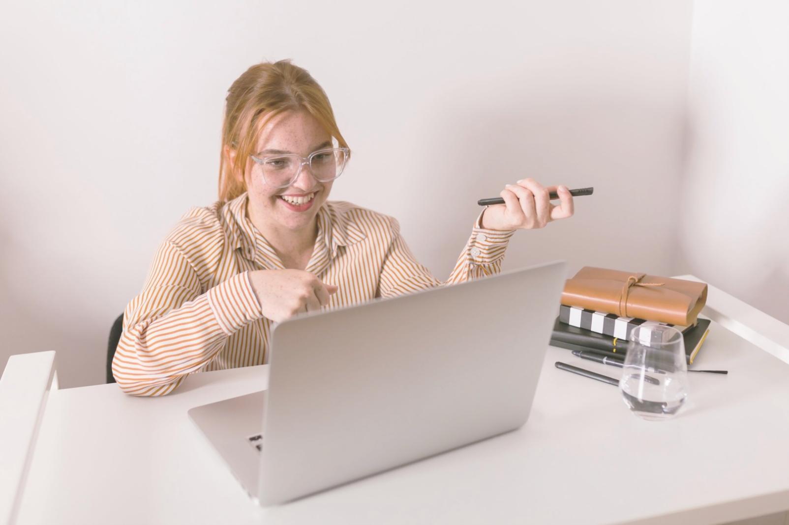 Équipe de travail collaborant efficacement