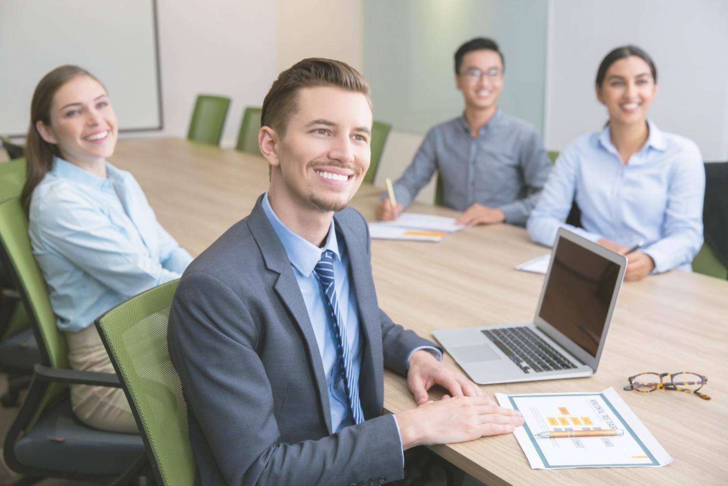 Analyse stratégique des coûts de personnel sur écrans d'ordinateur